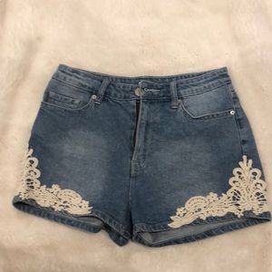 BDG high wasted short shorts with accent.